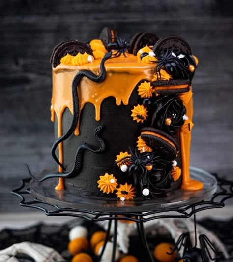 Halloween Cakes For Kids, Halloween Cakesicles, Halloween Cake Design, Halloween Cake Ideas, Cute Halloween Cakes, Scary Halloween Cakes, Spooky Halloween Cakes, Halloween Torte, Cakes For Kids