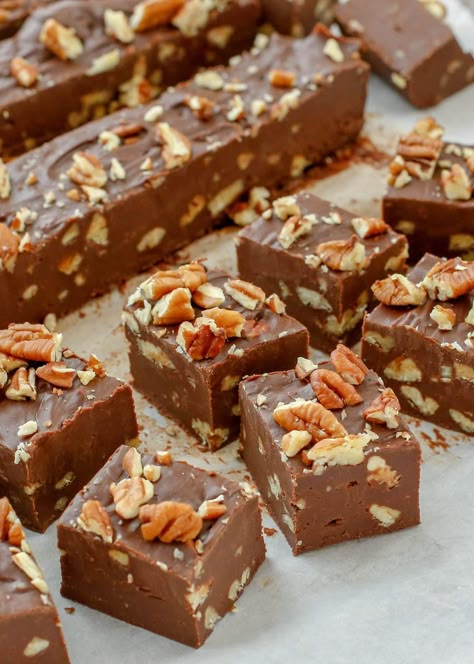 Fine Minute Chocolate Fudge is a keeper! Nut Goodie, Caramel Oatmeal, 5 Minute Fudge, Pecan Fudge, Holiday Fudge, Pecan Chocolate, Homemade Fudge Recipes, Microwave Fudge, Glazed Pecans