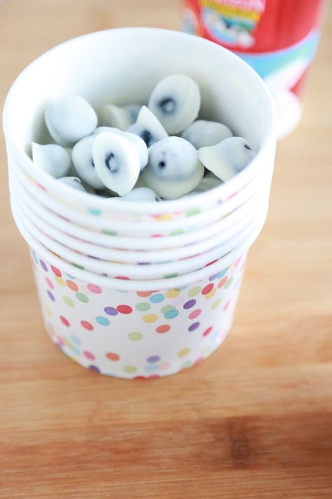 For a fun, popable treat this summer, enjoy these Homemade Yogurt Covered Blueberries. So easy to make and they taste delicious. Yogurt Covered Raisins Homemade, How To Make Yogurt Covered Blueberries, Yogurt Covered Cranberries, Yogurt Raisins Recipe, Yogurt Covered Strawberries, Yogurt Raisins, Yogurt Covered Blueberries, Yogurt Frosting, Yogurt Covered Raisins