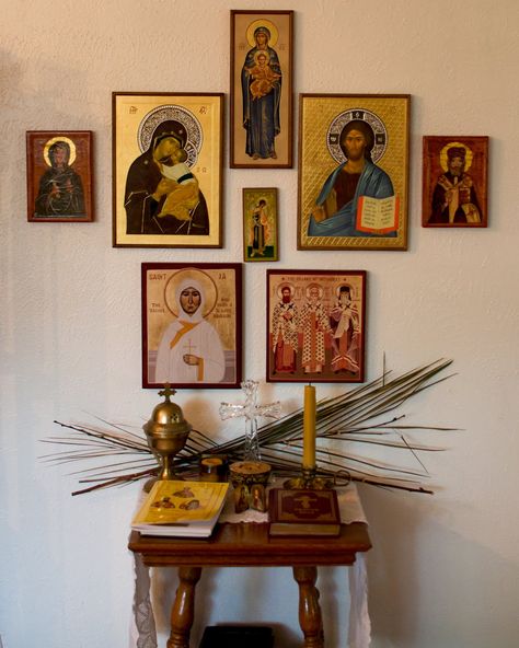 Icon Corner, Home Altar Catholic, Family Altar, Prayer Room Ideas, Altar Ideas, Catholic Altar, Orthodox Prayers, Altar Design, Catholic Decor