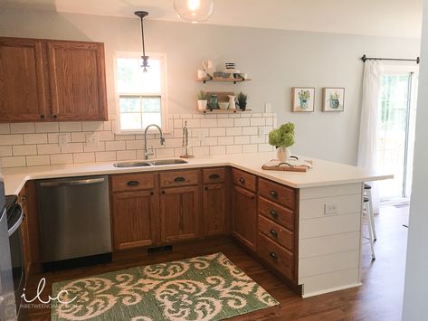 Updating a 90s kitchen – WITHOUT Painting Cabinets! | In Between Chaos 90s Kitchen, Honey Oak Cabinets, Oak Kitchen Cabinets, Kitchen Cabinets Makeover, Oak Kitchen, Diy Kitchen Cabinets, Oak Cabinets, Kitchen Plans, Grey Kitchen