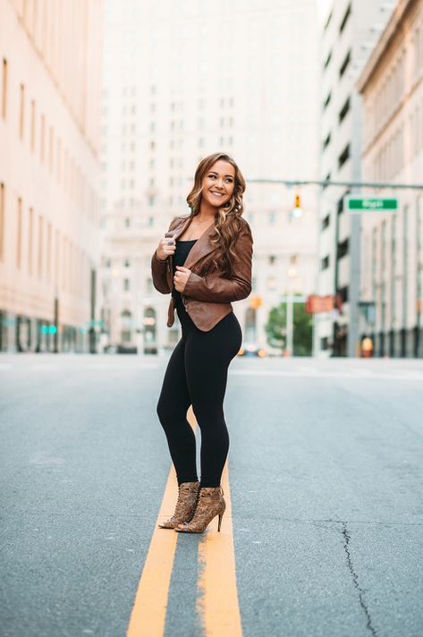 Senior Downtown Photography, Photography Poses For Senior Pictures, Downtown Street Photography, Urban Photo Shoot Outfits, Senior Photos City Photoshoot Ideas, Town Square Photoshoot, Senior Urban Photoshoot, Senior City Pictures, Senior Photo Ideas City