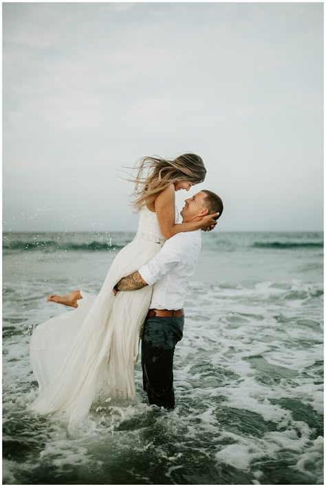 Wedding Pictures Beach, Beach Wedding Pics, Engagement Photo Shoot Beach, Engagement Pictures Beach, Couples Beach Photography, Wedding Fotos, Dream Beach Wedding, Engagement Pictures Poses, Wedding Picture Poses