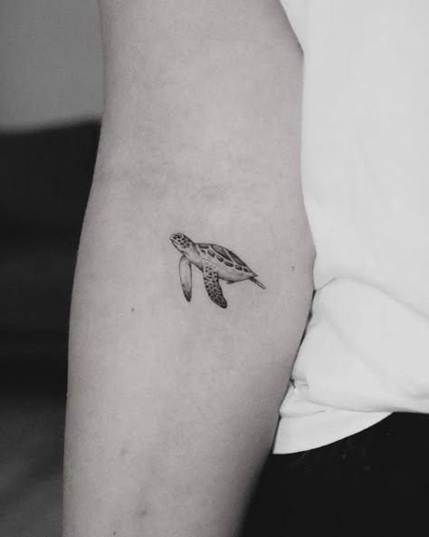 Loggerhead Turtle Tattoo, Minimalist Sea Turtle Tattoo, Turtle Tattoo Ankle, Fine Line Sea Turtle Tattoo, Turtle Tattoo Minimalist, Turtle Ankle Tattoo, Tiny Turtle Tattoo, June Tattoo Ideas, Fine Line Turtle Tattoo