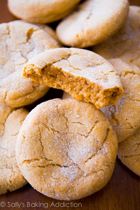 They're going to change everything you thought you felt about white sugar. Get the recipe from Sally's Baking Addiction. - Delish.com Brown Sugar Cookie Recipe, Brown Sugar Cookies, Sugar Cookie Recipe, Köstliche Desserts, Baking Sweets, Yummy Sweets, Sugar Cookies Recipe, How Sweet Eats, Easy Cookies