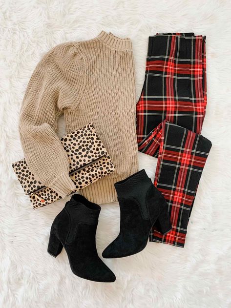 Christmas Plaid Outfit, Plaid Clothes, Plaid Pants Outfit, December Outfits, School Daze, Plaid Outfits, Mode Casual, Holiday Style, Plaid Pants