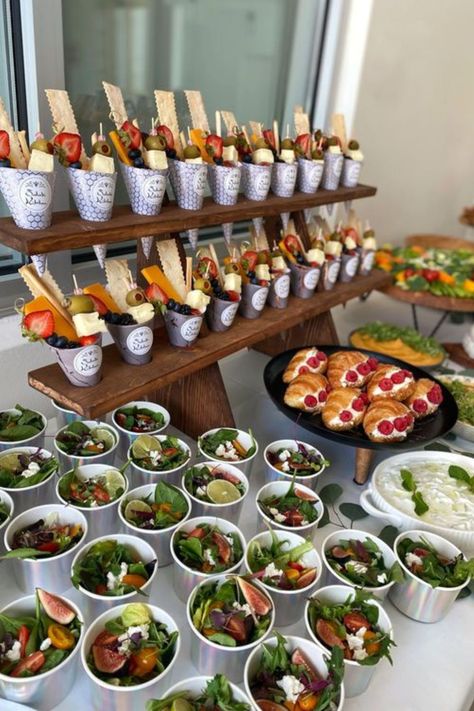 Graduation party ideas centerpieces Graduation Party Ideas Centerpieces, Party Food Containers, Buffet Party, Fingerfood Party, Graduation Party Ideas, Party Food Buffet, Catering Ideas Food, Charcuterie Inspiration, Party Food Platters