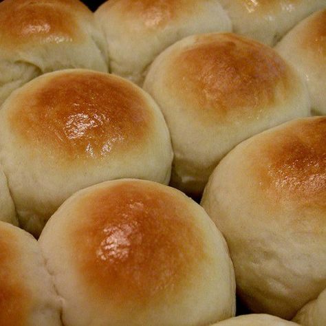 Make our Golden Corral Brass Bakery Yeast Rolls Recipe at home. With our Secret Restaurant Recipe your Yeast Rolls will taste just like Golden Corral’s. Golden Corral Recipes, Golden Corral Rolls, Yeast Rolls Recipe, Golden Corral, Freshly Baked Bread, Yeast Rolls, Texas Roadhouse, Copycat Restaurant Recipes, Baked Bread