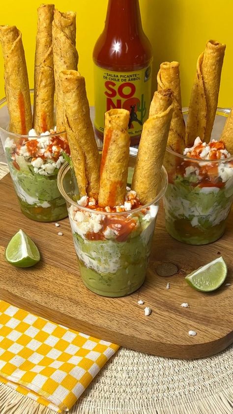 ¡MORROS! Pa' dar el grito 🇲🇽 cómo se debe, les dejamos estas flautas en vaso 🤠 pa' armarlas vas a necesitar: Guacamole, jalapeño en lata licuado, lechuga picada, media crema, queso fresco, repites estos ingredientes y pa' que amarre al final la Salsa Sonora®️ ¡Ufff! Una tremenda CHU-LA-DA 🔥 ¿Con quién te vas a rifar? 🎉 . . . #Botanas #SnackTime #SalsaSONORA #Spicy #Snack #Yummy #Yum #Sonora #Sonorense #Botana #BotanasPicantes #Picante #ÉchaleSonora #Foodies #Antojo #Foodie #AyQueRicoPica #S Mexican Snacks Party, Mexican Dessert Recipes Easy, Mexican Dessert Recipes, Spicy Snacks, Mexican Dessert, Fair Food Recipes, Party Snacks, Food Festival, Food Truck