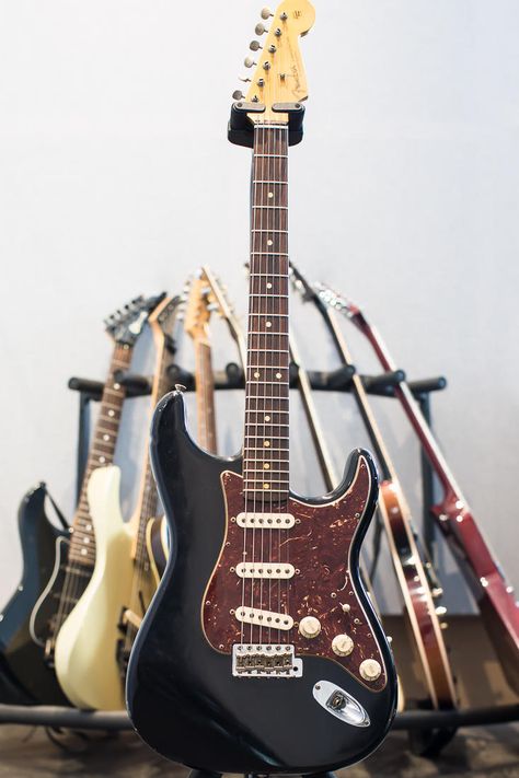 Black Stratocaster, Pedalboard Design, Guitar Wallpaper, Aesthetic Guitar, Strat Guitar, Learn Guitar Chords, Guitar Fender, Fender Strat, Guitar Rig