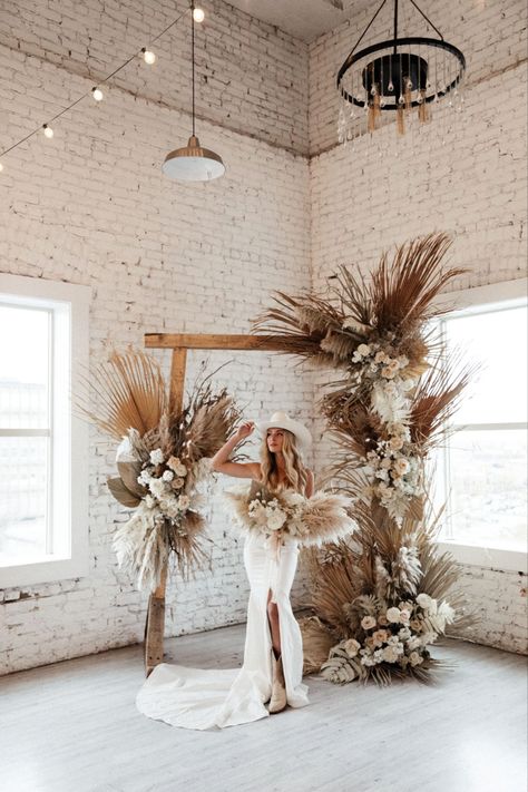 The textured and dried bridal bouquet is a total statement piece that pairs perfectly with the all-white western getup. Keep scrolling for swoon-worthy bridal inspiration! Western Boho Floral Arrangements, Western Wedding Arch, Bones Wedding, Ceremony Arch Ideas, Crane Wedding, Dried Bridal Bouquet, Boho Wedding Arch, Creative Shoots, Boho Wedding Colors