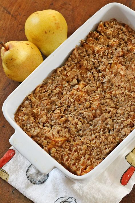 Pear Apple Crisp, Apple Pear Crisp, Pear Crisp, Oatmeal Toppings, Sliced Pears, Sweetened Whipped Cream, Delicious Deserts, Apple Pie Spice, Dump Cake Recipes