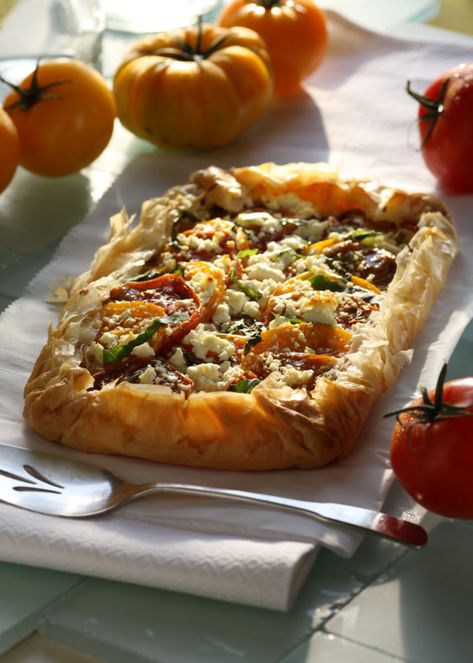 Served with a salad, this fresh, simple tomato tart makes a great vegetarian meal. Vegetable Phyllo Pie, Phyllo Pizza, Phyllo Tart, Feta Tart, Phyllo Pie, Great Vegetarian Meals, Filo Pie, Tomatoes Growing, Phyllo Recipes