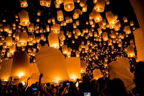 12 Festivals in Thailand That You Must Experience! Full Moon Day, Ubon Ratchathani, Moon Day, Full Moon Party, Full Moon Night, Moon Party, Festivals Around The World, Lantern Festival, Romantic Honeymoon