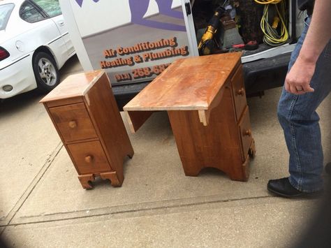 From an Old Desk to Gorgeous Night Stands Diy Desk For Two, Diy Standing Desk Plans, Night Stands Ideas, Repurposed Desk, Upcycle Desk, Desk For Two, Desk Makeover Diy, Old School Desks, Old Desks