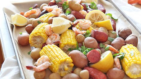 This authentic frogmore stew recipe is the perfect seafood boil to prepare for picnics, summer barbecues, or birthdays. Frogmore Stew, St Helena Island, Beaufort South Carolina, Hearty Beef Stew, Chicken Sandwich Recipes, Potatoe Casserole Recipes, Herb Chicken, Apple Crisp Recipes, Seafood Boil