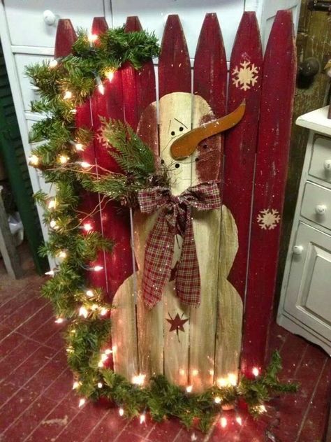 Wooden Boards, Christmas Porch, Christmas Decorations Rustic, Primitive Christmas, Picket Fence, Main Game, The Fence, Noel Christmas, Christmas Wood