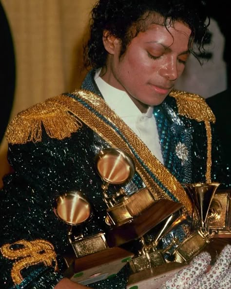 Michael Jackson Ⓜ️ on Instagram: “. • The king of grammy 🤭💛 . . #thrillerera #grammy #michaeljackson  #1987s  #kingofpop” Thriller Album, Michael Jackson Outfits, Hee Man, Michael Jackson Wallpaper, Michael Jackson Rare, Photos Of Michael Jackson, Michael Jackson Thriller, Michael Jackson Smile, Michael Jackson King Of Pop