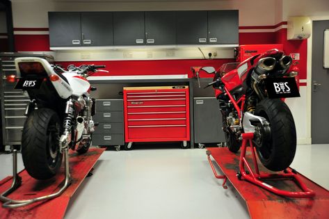 Motorcycle Workshop Ideas, Motorcycle Garage Workshop, Motorcycle Repair Shop, Motorbike Garage, Shop Ideas Garage, Garage Construction, Jet Skies, Motorcycle Workshop, Cool Garages