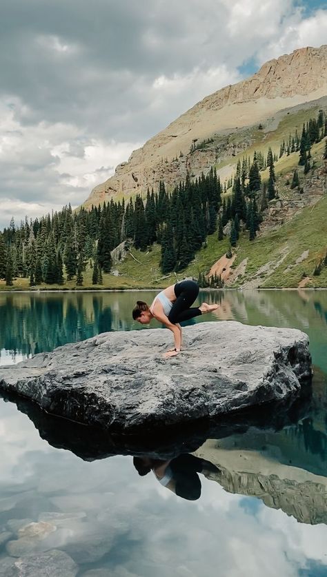 Lili performing the crow pose by an alpine lake in Colorado Mountain Pose Yoga, Yoga Crow Pose, New Moon Scorpio, Yoga Mountain, Yoga Photoshoot Ideas, Yoga In Nature, Photo Yoga, Yoga Shoot, Poses Outdoor