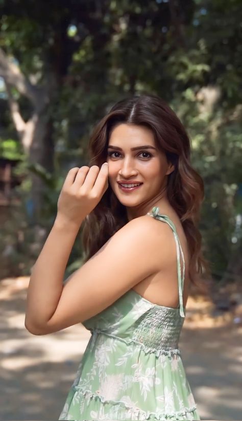 Prettiest Girl, Belly Shirts, Kriti Sanon, Actress Pics, Indian Actress Hot Pics, Pretty Songs, Blackpink Fashion, Stylish Girl, Bollywood Actress