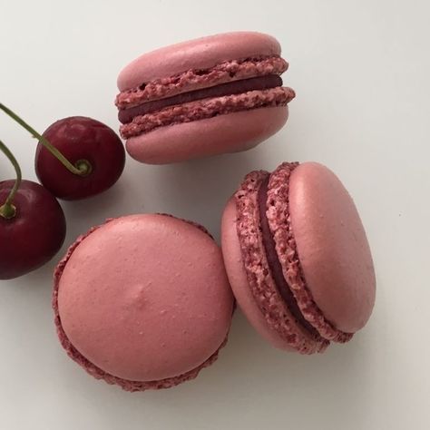 Macaron Aesthetic, Heart Things, Kue Macaroon, Nice Food, Pink Foods, Food Obsession, Cafe Food, Macaroons, Pretty Food