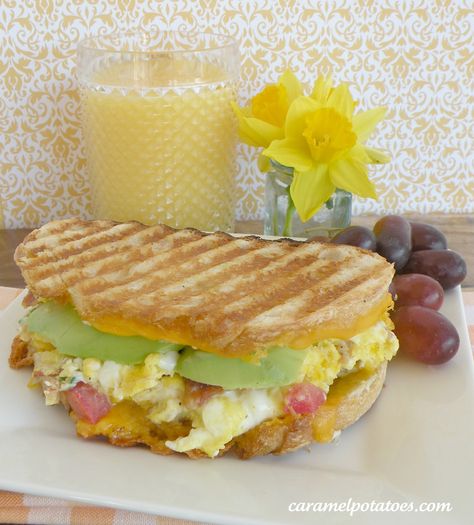 Corner Bakery's Anaheim Breakfast Panini - Eggs, tomatoes, green onions, bacon, cheddar - YUM! Breakfast Corner, Breakfast Panini, Potato Sandwich, Corner Bakery, Panini Recipes, Sandwiches Wraps, Panini Sandwiches, Panini Press, Breakfast Specials