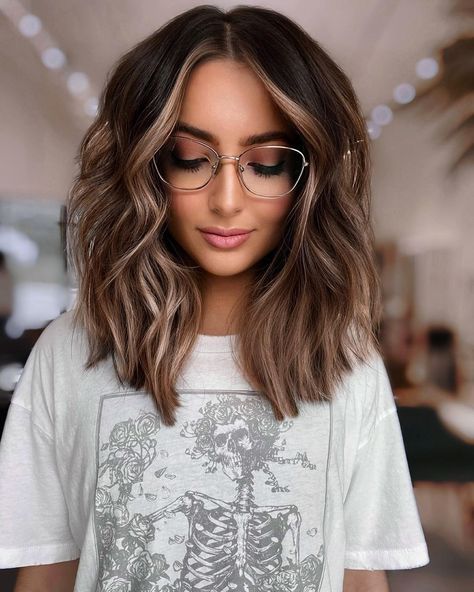 Winter Balayage, Hip Hair, Brown Hair Balayage, Brown Balayage, Shot Hair Styles, Winter Hair Color, Balayage Brunette, Ombre Hair Color, Hair Color And Cut