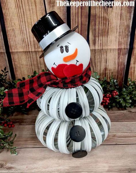 Mason Jar Lids Crafts, Jar Lid Crafts, Snowman Mason Jar, Mason Jar Lids Ornaments, Mason Jar Christmas Crafts, Easy Winter Crafts, Snowman Ideas, Diy Schneemann, Handmade Snowman