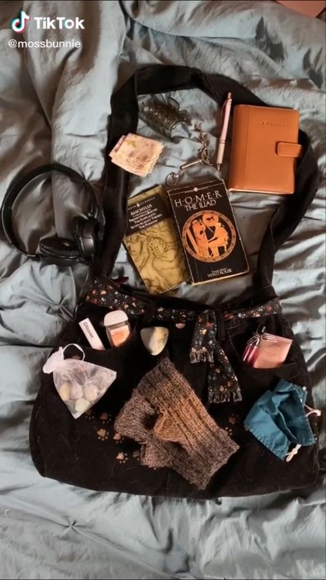 Grunge Whats In My Bag, Purse Necessities, Baggy Bag, Witchy Bag, Autumn Bag, Everyday Bag Essentials, Stylish School Bags, Inside My Bag, Backpack Organization