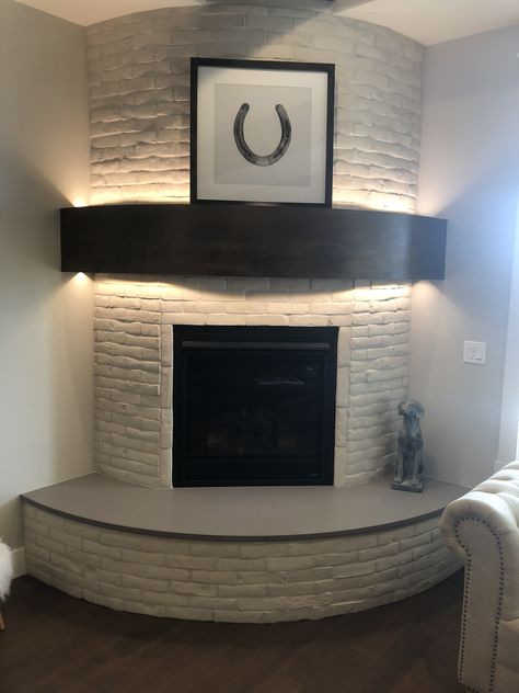 Modern Kiva Fireplace, Corner Fireplace Mantels, Corner Fireplace Makeover, Corner Fireplace Living Room, House Bathroom Designs, Cottage Fireplace, Bedroom Fireplace, Farmhouse Fireplace, Living Room Decor Fireplace