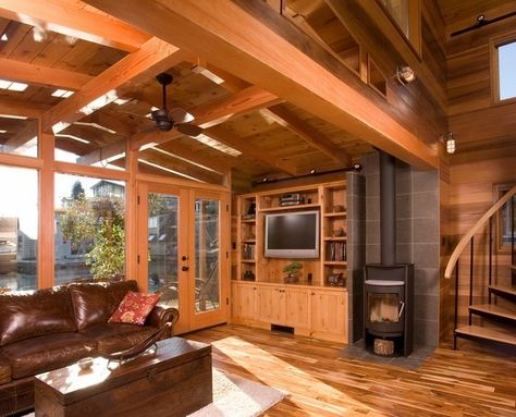 eco friendly heating ideas pellet rustic interior design Corner Wood Stove, Wood Stove Surround, Wood Stove Hearth, Acacia Wood Flooring, Rustic Family Room, Contemporary Family Room, Houseboat Living, Freestanding Fireplace, Tiny House Movement