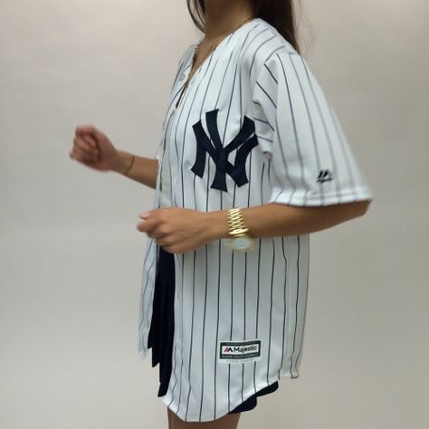 Baseball Jersey Outfit Women, Yankees Jersey, Stripes Top, Jersey Baseball, Jersey Jacket, Tomboy Style Outfits, Streetwear Fashion Women, Urban Wear, White Skirt