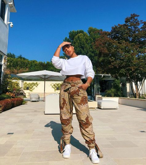 I admit to throwing shade on the camo pants trend in the past, but find out why I'm fully embracing the utility trousers now and, of course, shop my picks. Lori Harvey Style, Harvey Outfits, Camo Pants Outfit, Pink Cargo Pants, Lori Harvey, Camouflage Pants, Pant Trends, Pants Outfit, Teen Fashion