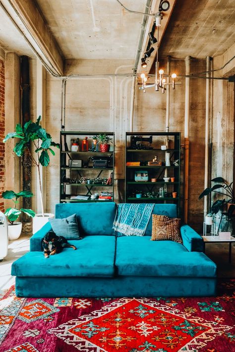 Industrial boho Royal Blue Couch Living Room Ideas, Bohemian Bedrooms, Blue Sofas, Bohemian Living Room Decor, Blue Couch, Boho Style Decor, Smart Tiles, Bohemian Interior, Bohol