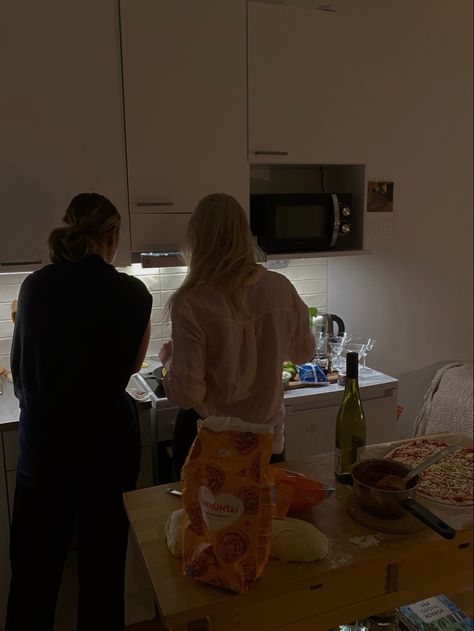 Making Dinner Aesthetic Kitchen, Cook With Friends Aesthetic, Kitchen Photoshoot Aesthetic, Friends Lunch Aesthetic, Eating Out With Friends Aesthetic, Best Friends Cooking, Cooking With Friends Aesthetic, Eating With Friends Aesthetic, Friends Cooking Together