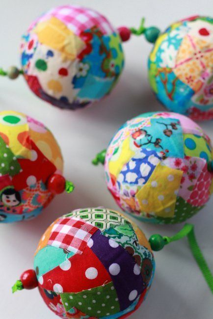 kerstballen pimpen met restjes stof Room Flowers, Diy Christmas Ball, Scrap Projects, Diy Christmas Ornaments Easy, Diy Christmas Ornament, Homemade Ornaments, Festive Crafts, Holiday Crafts For Kids, Fabric Ornaments