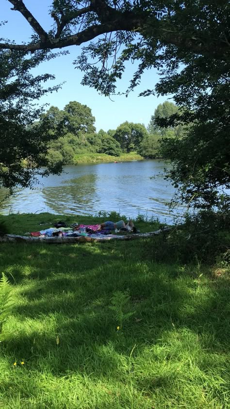 River Picnic, Lake Picnic, Lake Picnic Photoshoot, Picnic By The Lake, Lake Picnic Aesthetic, Sitting By The Lake Aesthetic, Picnic By The Lake Aesthetic, Peaceful Lake Aesthetic, Summer Lake