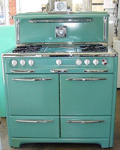 Not that I cook all that much, but I do love it. Maybe I'd cook more? Probably not. Antique Appliances, Alter Herd, Retro Stove, Midcentury Kitchen, Kitchen Retro, Retro Appliances, Vintage Stoves, Antique Stove, Vintage Appliances