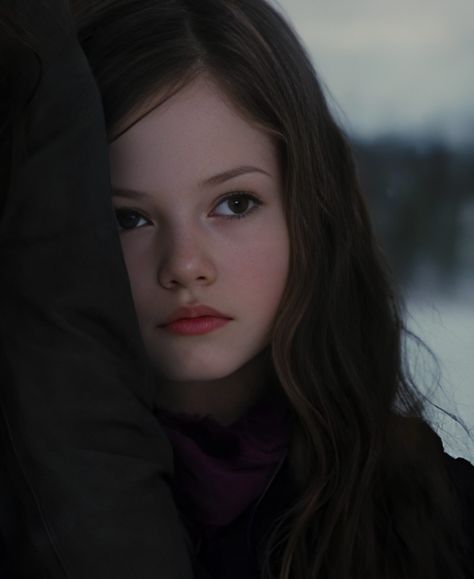 Twilight Renesmee, Mackenzie Foy, Lily Potter, The Cullen, Mary Stuart, Ron And Hermione, House Of Dragons, James Potter, Twilight Saga