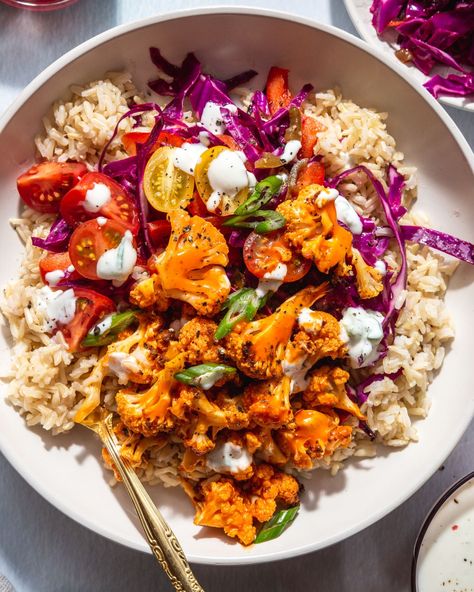 Buffalo Cauliflower Bowl with Greek Yogurt Ranch and Spicy Quick Slaw - Buffalo Cauliflower Bowl, Quick Slaw, Vegetarian Quinoa Recipes, Cauliflower Bowl, Yogurt Ranch, Buffalo Cauliflower Recipes, Greek Yogurt Ranch, Vegetarian Quinoa, Meat Free Recipes