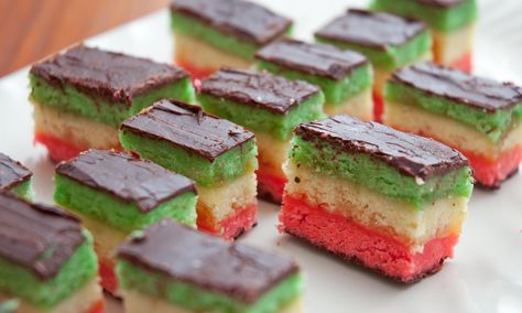 Italian Layer Cookies on a Platter Neapolitan Cookies, Rainbow Cookies Recipe, Italian Rainbow Cookies, Christmas Shortbread, Rainbow Cookies, Holiday Cookie Recipes, Italian Cookies, Italian Desserts, Holiday Cooking