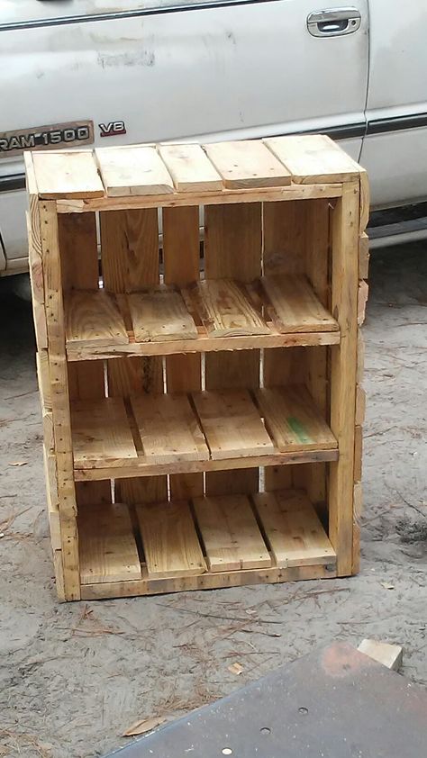 Pallet Book shelf Small Pallet Bookshelf Diy, Pallet Book Shelves Diy, Pallet Furniture Indoor Shelves, Wood Pallet Bookshelf, Pallet Closet Organizer, Pallet Shelf Ideas, Pallet Bookshelves, Pallet Shelves Diy, Creative Shelving