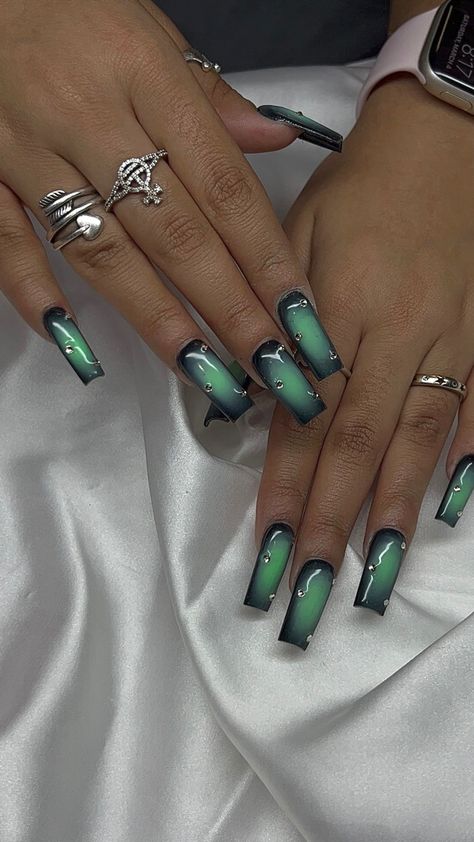 green aura nails Green Aura Nails, Green And Black Nails, Green Inspo, Green Aura, Aura Nails, Airbrush Nails, Chrome Nails, Green Nails, Green Christmas