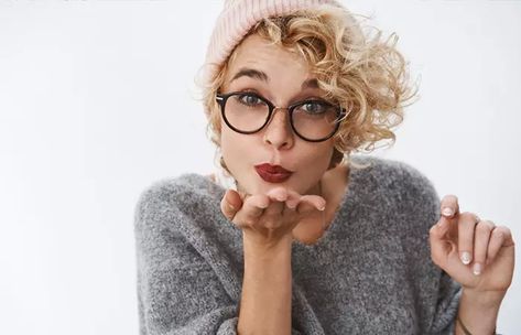 How To Wear A Beanie With Curly Hair Beanie With Curly Hair, Woman In Glasses, Glasses Woman, Beanie Outfit, Loose Ponytail, Cute Ponytails, Mom Denim, Different Hair Types, Different Hair