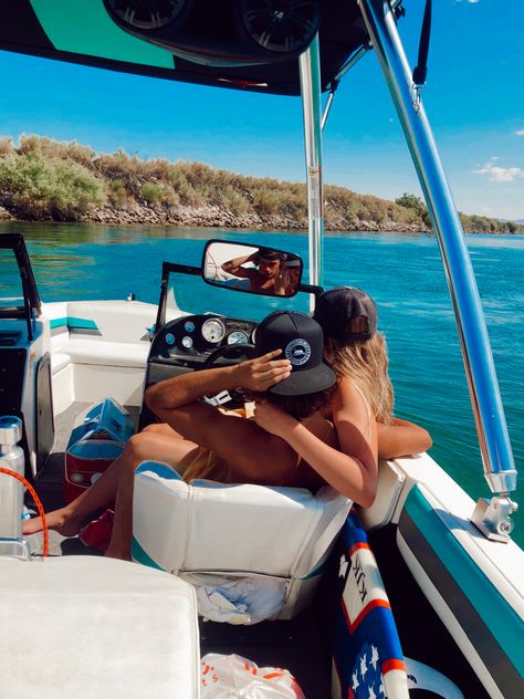 Boating Pictures, Fishing Couples, Lake Pics, Boat Photoshoot, Summer Boating, Couple Summer, Cute Country Couples, Wakeboard Boats, Lake Photoshoot