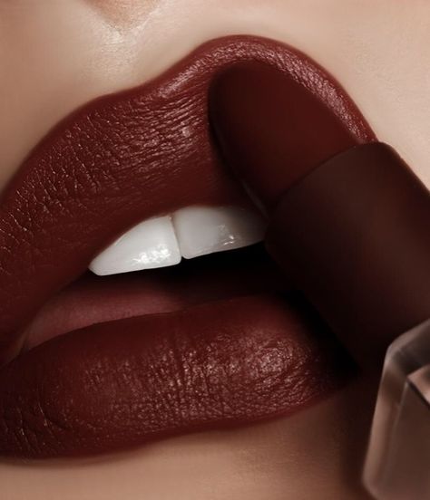 Kim K Makeup, Fall Makeup Trend, Lipstick For Dark Skin, Black Glamour, Day Makeup Looks, Makeup News, Kkw Beauty, Dark Lipstick, Brown Lipstick