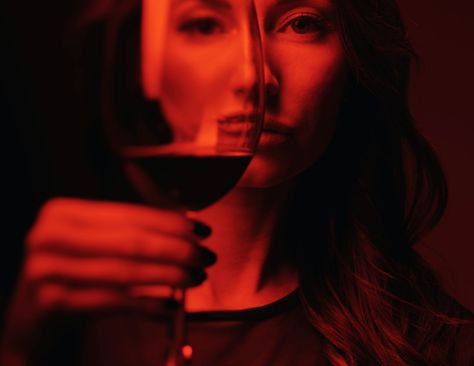 Drinking Wine Photography, Woman Drinking Wine, Wine Pictures, Vampire Woman, Women Drinking Wine, Wine Organization, Wine Images, Glass Photography, Wine Photography