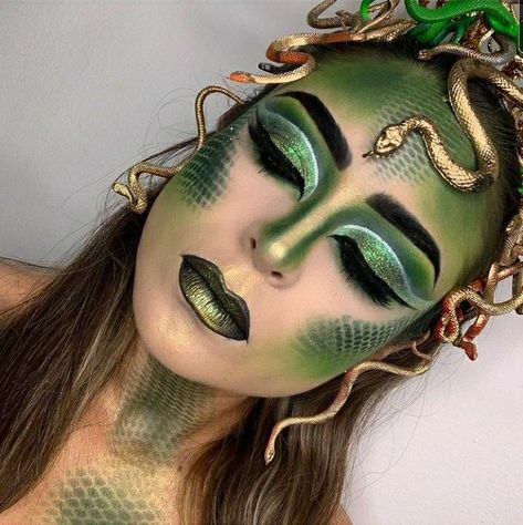 Medusa Halloween Costume, Medusa Makeup, Halloweenský Makeup, Medusa Costume, Clever Halloween, Creepy Halloween Makeup, Halloween Makeup Pretty, Halloween Makeup Inspiration, Halloween Tattoo