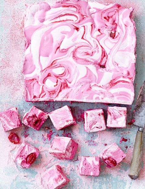 Raspberry Ripple Marshmallows Grill Dessert, Homemade Marshmallow Recipe, Dinner Party Desserts, Raspberry Ripple, Pink Food Coloring, Dessert Aux Fruits, Popcorn Bar, Recipes With Marshmallows, Dessert Party